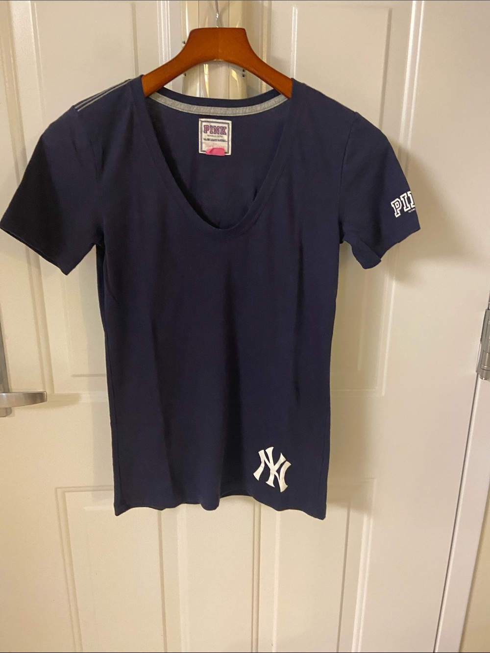 ⚾️PINK Victoria's Secret RARE RETIRED V-Neck Tee with Yankees Logo⚾️